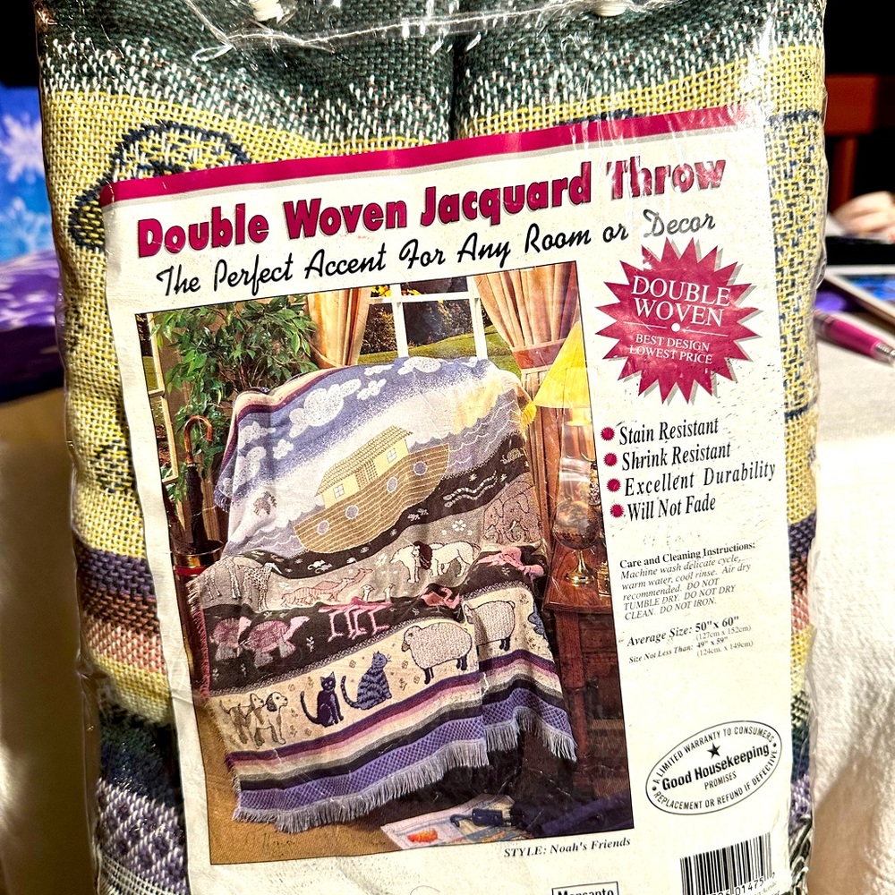 Double Woven Jacquard Throw❤️💚🤍